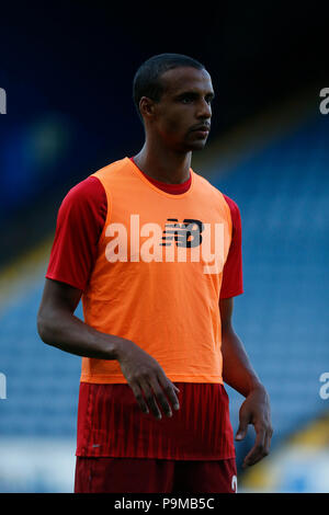 Ewood Park, Blackburn, Royaume-Uni. 19 juillet, 2018. Pré saison friendly football, les Blackburn Rovers contre Liverpool ; Joel Matip de Liverpool se réchauffe avant le match : Action Crédit Plus Sport/Alamy Live News Banque D'Images