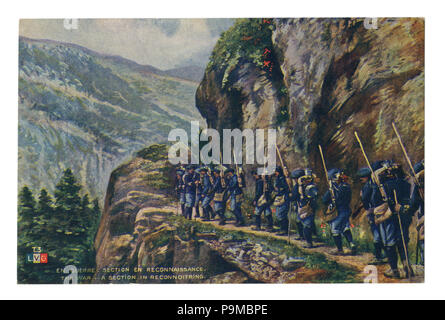 Carte postale historique français : chasseur alpin. Genre d'élite des troupes, des soldats de montagne. Une colonne de gardes en uniforme et de munitions est sur un sentier Banque D'Images