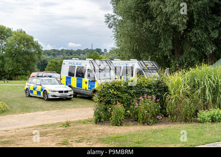 Les véhicules de la police dans les jardins de la reine Elizabeth UK Salisbury Banque D'Images