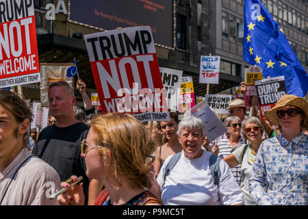 13 juillet 2018. Un rassemblement de protestation a eu lieu contre le président américain Donald Trump's visite à la France. Anti-Trump les manifestants dans le centre de Londres. Banque D'Images