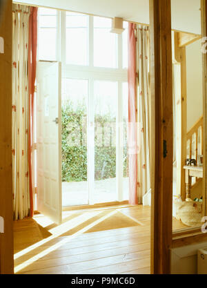 Ouvrir les portes en verre en conversion grange hall avec parquet Banque D'Images