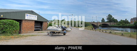 Warrington Rowing Club pano, marée basse rivière Mersey, été 2018, cheshire, North West England, UK Banque D'Images
