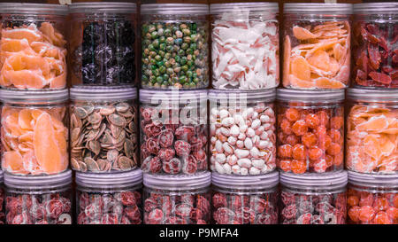 Fruits confits et autres douceurs traditionnelles et populaires sur le marché chinois. Banque D'Images