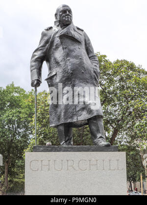 La statue de Winston Churchill à la place du Parlement, Londres, est une sculpture en bronze de l'ancien Premier ministre britannique Winston Churchill, créé par Banque D'Images