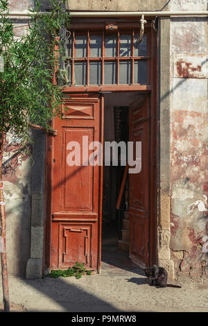 Vintage porte en bois, entrée à l'ancienne maison Banque D'Images