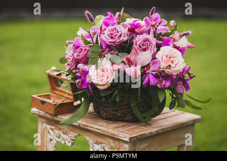 Décorations de mariage style Boho avec orchidées roses et mauves, roses, de lierre et de la vigne Banque D'Images