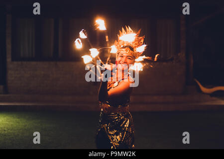 UBUD, INDONÉSIE - 29 décembre 2017 : la danse traditionnelle balinaise avec spectacle de feu le soir, beach party Banque D'Images