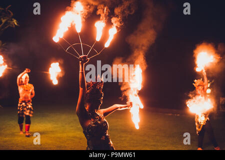 UBUD, INDONÉSIE - 29 décembre 2017 : la danse traditionnelle balinaise avec spectacle de feu le soir, beach party Banque D'Images