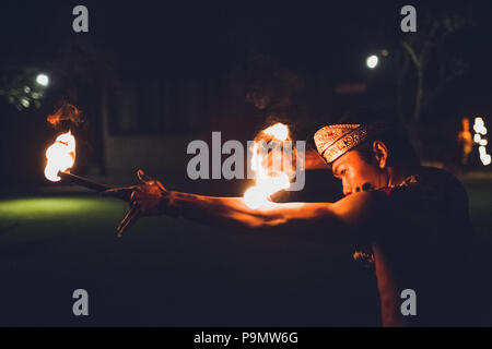 UBUD, INDONÉSIE - 29 décembre 2017 : la danse traditionnelle balinaise avec spectacle de feu le soir, beach party Banque D'Images