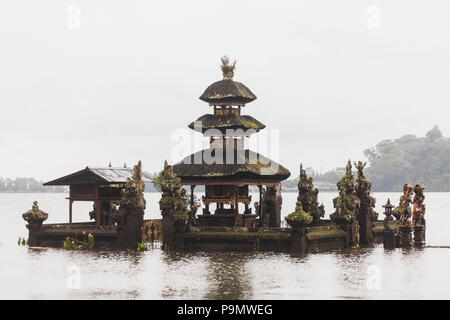 Temple d'Ulun Danu Bratan à Bali par temps brumeux Banque D'Images