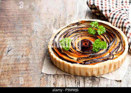 Tarte végétarienne fait maison avec des légumes colorés sur la table en bois Banque D'Images