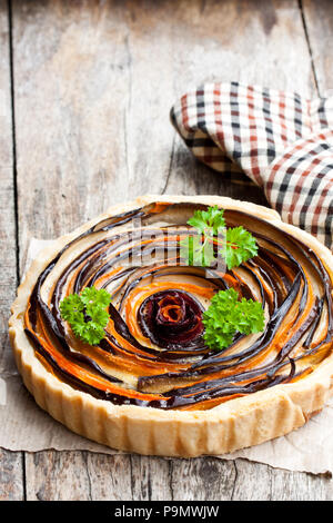 Tarte végétarienne fait maison avec des légumes colorés sur la table en bois Banque D'Images