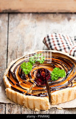 Tarte végétarienne fait maison avec des légumes colorés sur la table en bois Banque D'Images