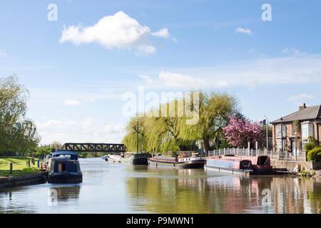 Great Ouse riverside en journée de printemps ensoleillée Banque D'Images