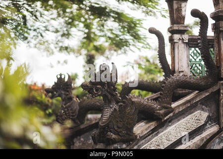 Tirta Gangga architecture traditionnelle balinaise, statue de divinité en forme de dragon Banque D'Images