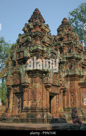 Banteay Srei est un temple cambodgien du 10ème siècle dédié à Shiva le dieu hindou. Situé dans la zone d'Angkor au Cambodge. Il se trouve près de la colline de Banque D'Images