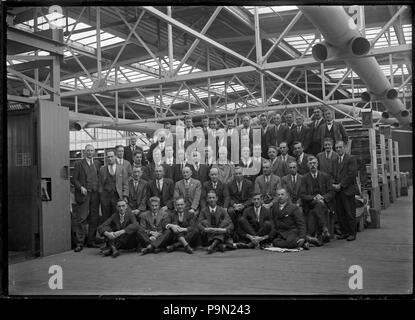 302 agents du personnel et les contremaîtres au Hutt ateliers ferroviaires ; photo de groupe ATLIB 311336 Banque D'Images