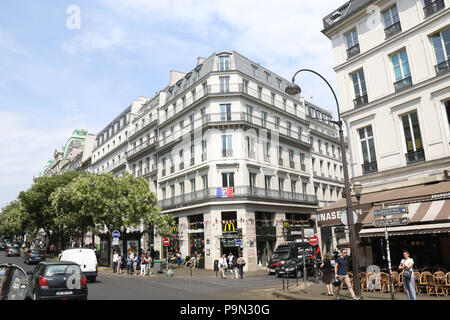 Mcdonald's au coin de Boulevard Bonne-nouvelle, Boulevard Poissonnière et de la rue du Faubourg-Poissonnière, Paris, France. Banque D'Images