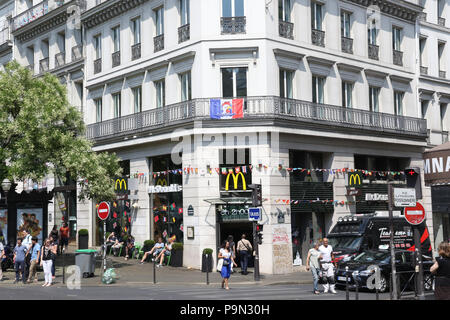 Mcdonald's au coin de Boulevard Bonne-nouvelle, Boulevard Poissonnière et de la rue du Faubourg-Poissonnière, Paris, France. Banque D'Images