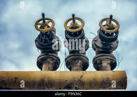 Trois ancien tube avec valve, mécanisme de la grue sur le fond de ciel, vintage Banque D'Images