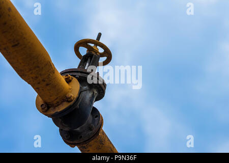 Ancien tube avec valve, mécanisme de la grue sur le fond de ciel Banque D'Images