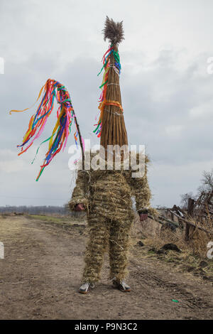 Procession de Pâques traditionnel connu comme Vodění Jidáše Judas (Marche) dans le village de Stradouň dans Pardubice, République tchèque. Une personne vêtue d'un costume de paille représentant Judas est prêt à défiler dans le village avant la procession le 31 mars 2018. Tôt le matin le samedi saint, l'aîné adolescent dans le village est vêtu d'un ridicule costume de paille. Il est censé effectuer Judas Iscariot de cette façon. Le port de cette tenue obscure, il a mars dans le village de maison en maison escorté par d'autres garçons, qui s'enclenche en torsion et chanter une chanson sur Judas, wh Banque D'Images