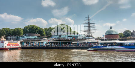 Greenwich Pier, est de Londres. Sark. Les passagers débarquent du Millenium of Peace de City Cruises et embarquent le moon Clipper de mbna Thames Clippers. Banque D'Images