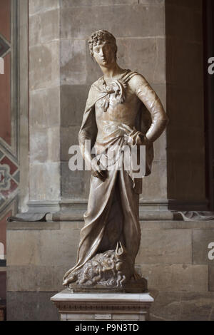 Statue en marbre du David de Donatello sculpteur italien de la Renaissance (ca. 1408) sur l'affichage dans le musée Bargello (Museo Nazionale del Bargello) à Florence, Toscane, Italie. Banque D'Images