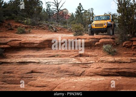 Quatre roues motrices Jeep sur un chemin dans la Forêt Nationale de Coconino dans les environs de Sedona Arizona USA Banque D'Images