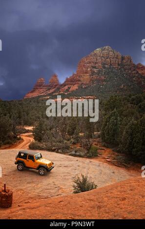 Quatre roues motrices Jeep sur un chemin dans la Forêt Nationale de Coconino dans les environs de Sedona Arizona USA Banque D'Images