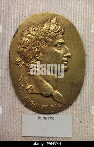 L'empereur romain Auguste (27 av. - 14 régna AD) décrite dans la plaque de bronze de la Renaissance italienne du 16ème siècle exposé dans le musée de Bargello (Museo Nazionale del Bargello) à Florence, Toscane, Italie. Banque D'Images