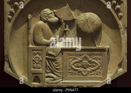 Jonitus comme personnification de la début de l'astronomie illustrée dans le relief hexagonal par Andrea Pisano sculpteur italien de la Renaissance et des assistants (1343-1348) de l'hôtel Campanile de Giotto (Campanile de Giotto), maintenant exposée dans le Museo dell'Opera del Duomo (Musée de l'Œuvre de la cathédrale de Florence) à Florence, Toscane, Italie. Banque D'Images