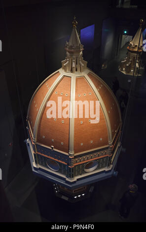 Modèle à l'échelle du dôme de la cathédrale de Florence (Duomo di Firenze) conçu par l'architecte italien de la Renaissance Filippo Brunelleschi sur l'affichage dans le Museo dell'Opera del Duomo (Musée de l'Œuvre de la cathédrale de Florence) à Florence, Toscane, Italie. Banque D'Images