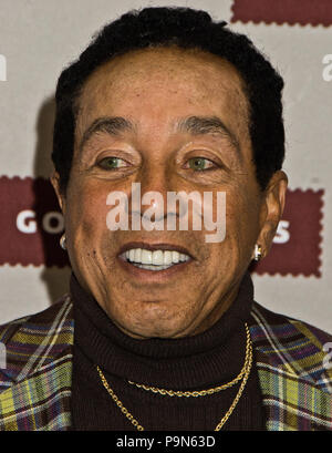 Philadelphia, PA, USA. 3 mars, 2018. American Singer-Songwriter Smokey Robinson Bouteille de signature au Pennsylvania Convention Center. Banque D'Images