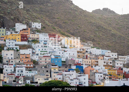 Un village de pêcheurs traditionnel de couleur vive ensemble dans un flanc de montagne. San Andrés, Tenerife, est l'un des plus anciens villages de l'archipel des Canaries Banque D'Images