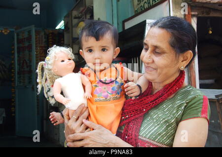 Grand-mère joue avec sa petite-fille et une poupée à New Delhi Banque D'Images