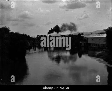 328 Rivière Waihou à Te Aroha, montrant "N" class locomotive à vapeur avec la Tamise à Auckland Express sur le pont de chemin de fer. 293241 ATLIB Banque D'Images