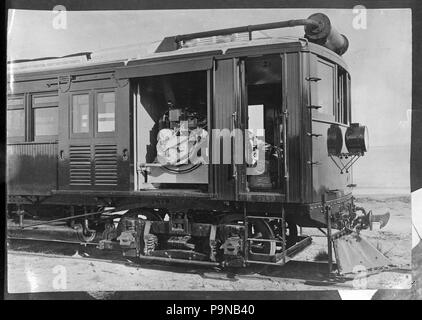 330 essence-électricité Westinghouse Motor rail, 1914 ; R.M.1 (moteur ferroviaire numéro un) ATLIB 339973 Banque D'Images