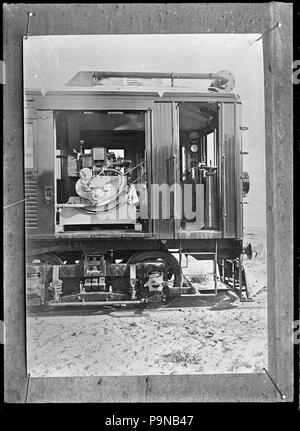 330 essence-électricité Westinghouse Motor rail. Avis d'une partie de ce wagon, montrant la cabine du conducteur, et de côté du moteur, 1914. 277759 ATLIB Banque D'Images