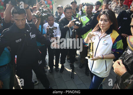 Yogyakarta, Indonésie. 18 juillet, 2018. 2018 L'Ambassadeur de la flamme des Jeux Asiatiques elle porter la Susi flamme des Jeux Asiatiques à Temple de Prambanan à être unis avec flamme éternelle de Mrapen, Grobogan, Central Java. Le relais de la flamme des Jeux Asiatiques, il va passer à travers 53 villes dans 18 provinces avant de se retrouver à Jakarta, la capitale, le 26 août 2008 Credit : Rizqullah Hamiid Saputra/Pacific Press/Alamy Live News Banque D'Images