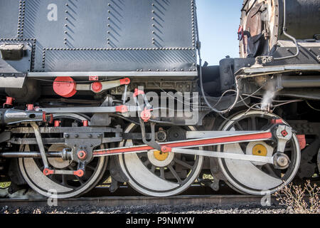 En gros plan des roues d'une locomotive à vapeur Garratt comme il traverse le pont de Victoria Falls. Zimbabwe Banque D'Images