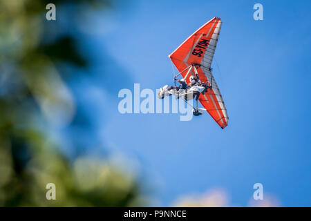 Un ULM trike glisse dans l'air au-dessus des nuages. Zimbabwe Banque D'Images