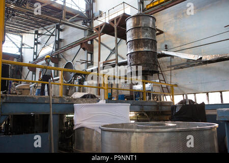 Coton biologique fait teindre dans une usine de confection, où le coton biologique est utilisé pour faire des vêtements, Indore, Inde. Banque D'Images