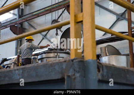 Coton biologique fait teindre dans une usine de confection, où le coton biologique est utilisé pour faire des vêtements, Indore, Inde. Banque D'Images