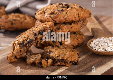 Libre d'une pile de cookies à l'avoine et aux raisins sur une planche en bois Banque D'Images