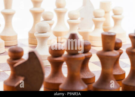 D'échecs en bois traditionnel de deux couleurs, close-up Banque D'Images