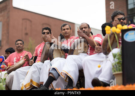 Holland, Michigan, USA - 12 mai 2018 Les gens de porter des vêtements traditionnels décent indien à jouer de la batterie à Muziek Parade, pendant le Temps des tulipes Banque D'Images
