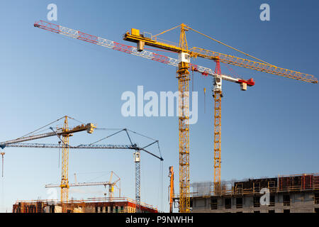 Groupe de grues de construction sur un fond de ciel bleu. Banque D'Images
