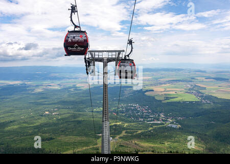 Tatranska Lomnica, Slovaquie - 15 juillet 2018 : le téléphérique télécabine moderne de Tatranska Lomnica Resort Station de Skalnate Pleso dans Hautes Tatras. Banque D'Images