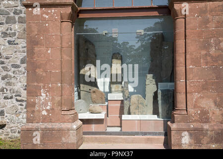 Kirkmadrine pierres sculptées sur l'affichage en façade de verre porche de Kirkmadrine Chapelle funéraire Sandhead Dumfries et Galloway Ecosse Banque D'Images